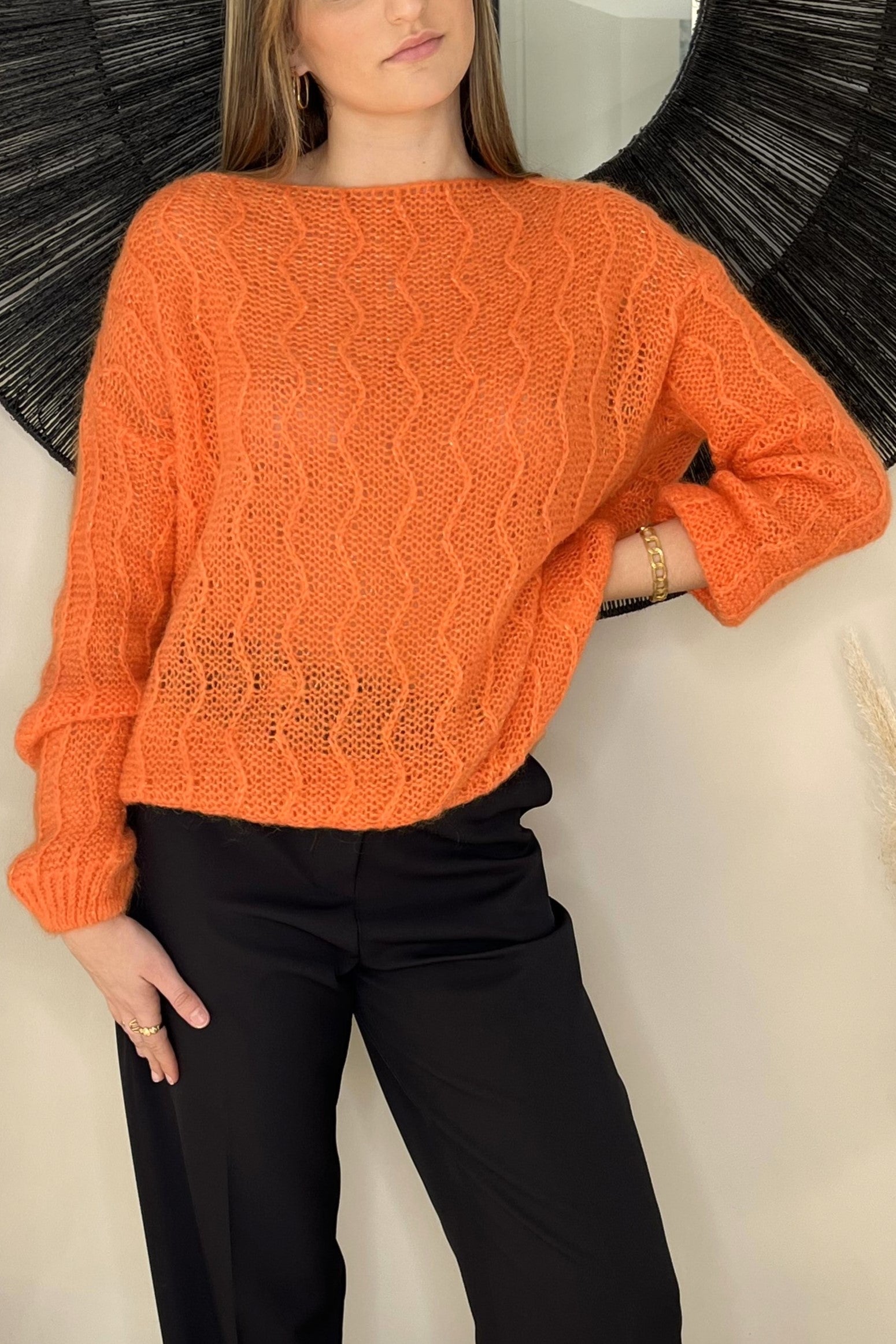 Pull orange et doré effet tricoté